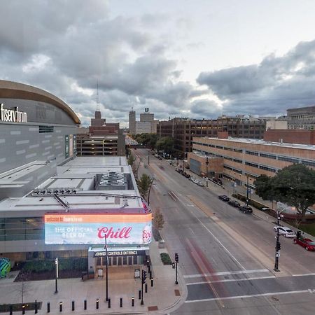 Flexhome Skywalk To Fiserv U3 With Rooftop, Gym, And Parking Milwaukee Exterior photo