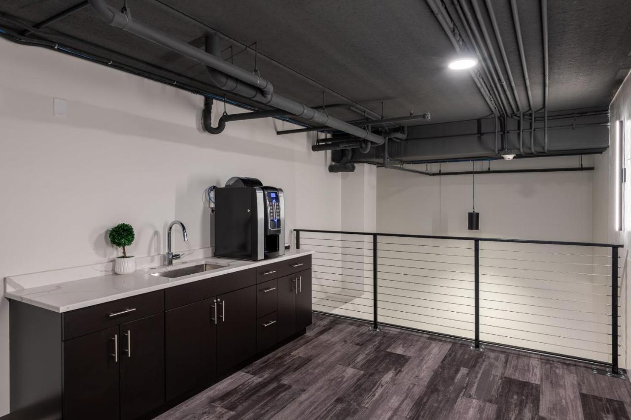 Flexhome Skywalk To Fiserv U3 With Rooftop, Gym, And Parking Milwaukee Exterior photo