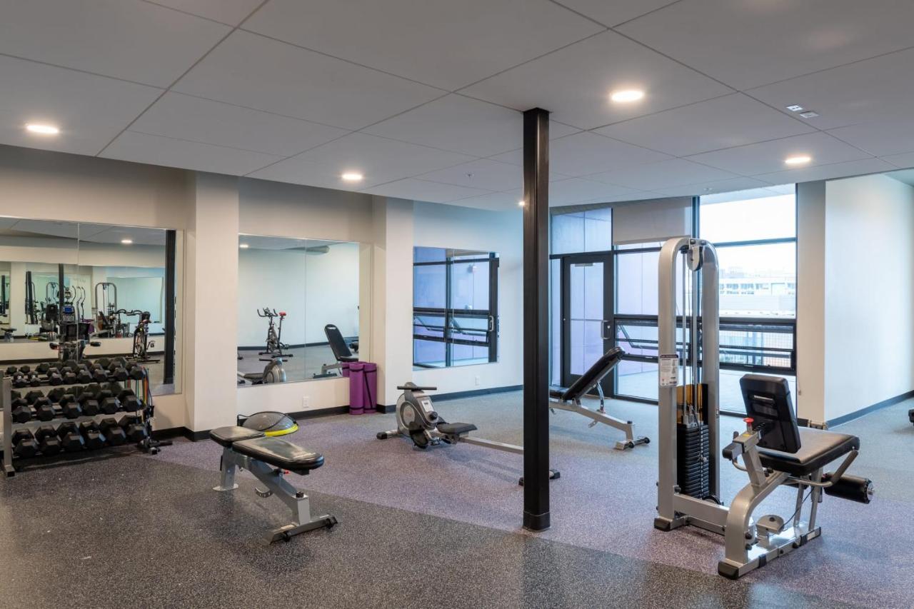 Flexhome Skywalk To Fiserv U3 With Rooftop, Gym, And Parking Milwaukee Exterior photo