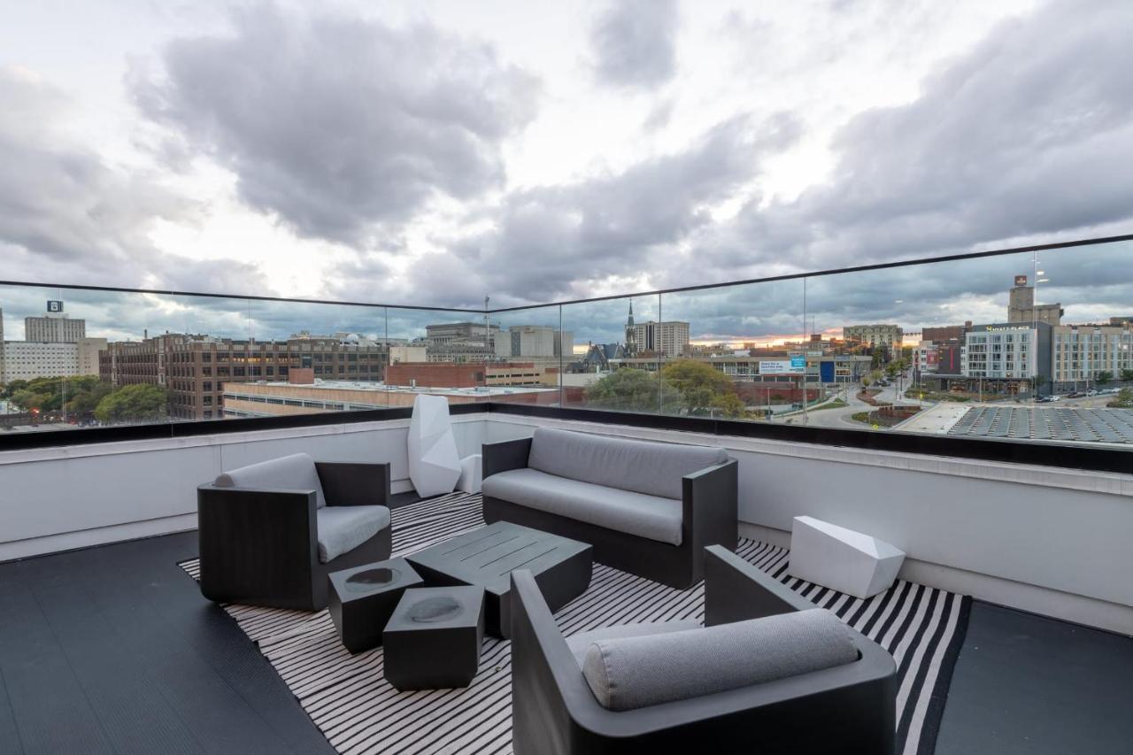 Flexhome Skywalk To Fiserv U3 With Rooftop, Gym, And Parking Milwaukee Exterior photo
