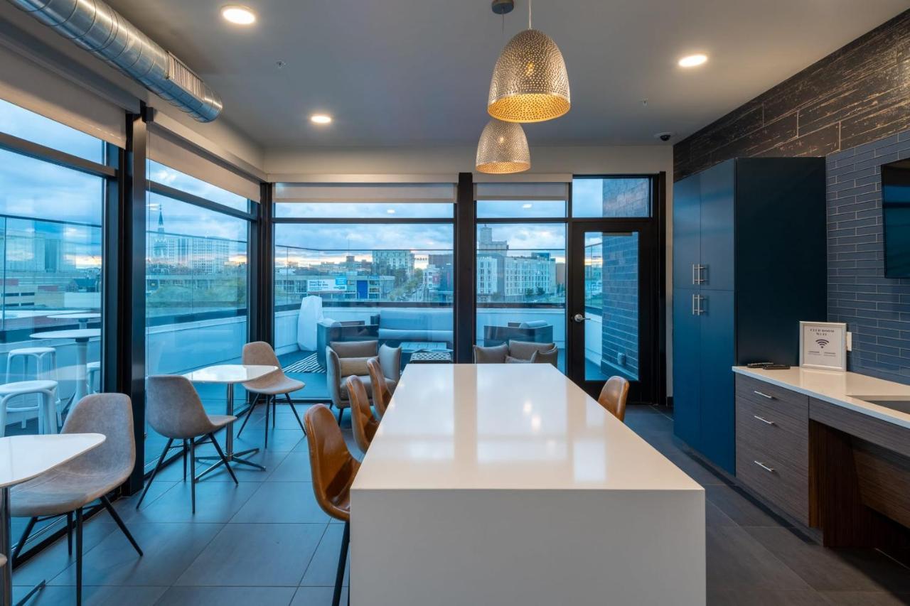 Flexhome Skywalk To Fiserv U3 With Rooftop, Gym, And Parking Milwaukee Exterior photo