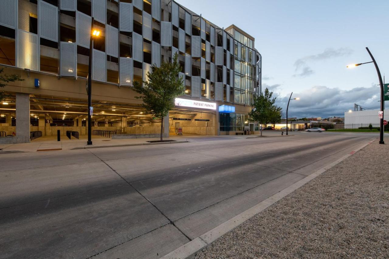 Flexhome Skywalk To Fiserv U3 With Rooftop, Gym, And Parking Milwaukee Exterior photo