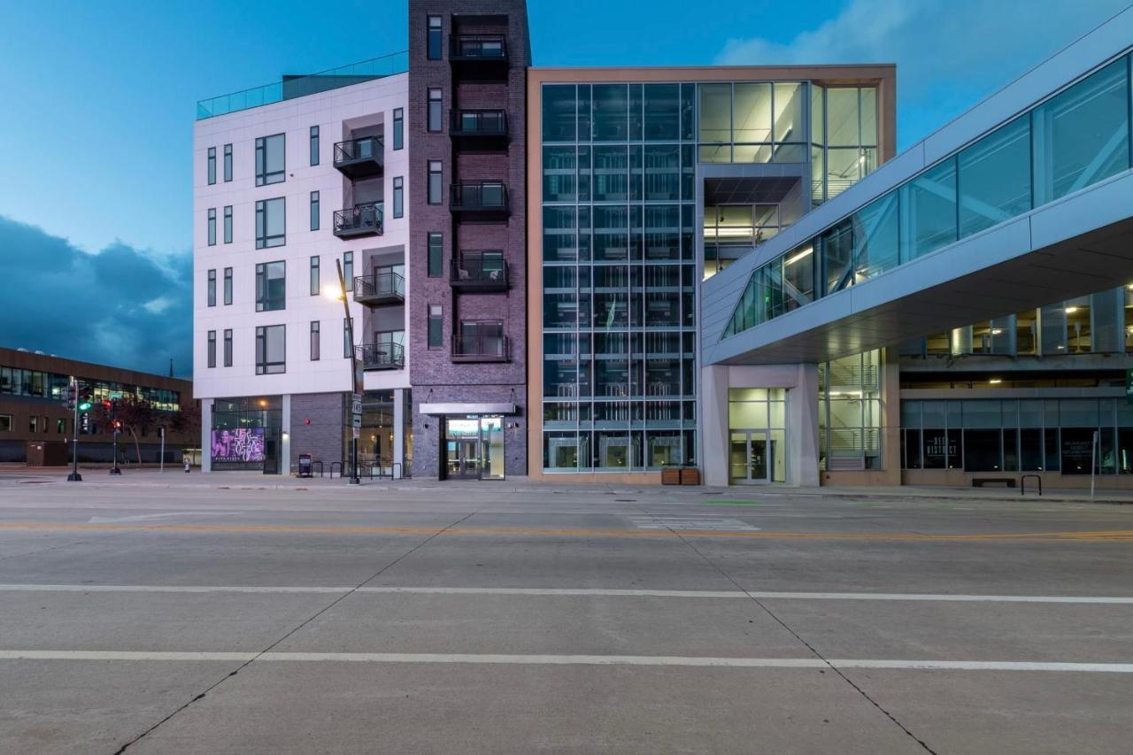 Flexhome Skywalk To Fiserv U3 With Rooftop, Gym, And Parking Milwaukee Exterior photo
